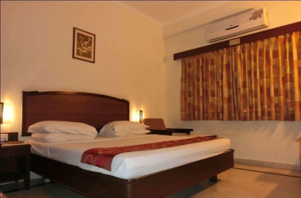 Hotel Thulashi Park เชนไน ภายนอก รูปภาพ
